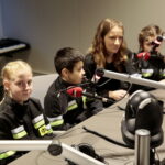 Akcja "Choinka pod choinkę". Trzeci dzień. Spotkanie z dziećmi z Dziecięcej Drużyny Pożarniczej z Woli Morawickiej oraz Pauliną Piecyk - opiekunką drużyny i druhną Wiktorią Rejment / Marzena Mąkosa / Radio Kielce