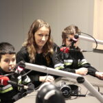 Akcja "Choinka pod choinkę". Trzeci dzień. Spotkanie z dziećmi z Dziecięcej Drużyny Pożarniczej z Woli Morawickiej oraz Pauliną Piecyk - opiekunką drużyny i druhną Wiktorią Rejment / Marzena Mąkosa / Radio Kielce