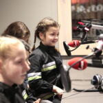 Akcja "Choinka pod choinkę". Trzeci dzień. Spotkanie z dziećmi z Dziecięcej Drużyny Pożarniczej z Woli Morawickiej oraz Pauliną Piecyk - opiekunką drużyny i druhną Wiktorią Rejment / Marzena Mąkosa / Radio Kielce