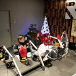 Akcja "Choinka pod choinkę". Trzeci dzień. Spotkanie z dziećmi z Dziecięcej Drużyny Pożarniczej z Woli Morawickiej oraz Pauliną Piecyk - opiekunką drużyny i druhną Wiktorią Rejment / Marzena Mąkosa / Radio Kielce