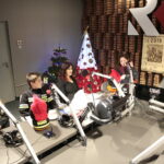 Akcja "Choinka pod choinkę". Trzeci dzień. Spotkanie z dziećmi z Dziecięcej Drużyny Pożarniczej z Woli Morawickiej oraz Pauliną Piecyk - opiekunką drużyny i druhną Wiktorią Rejment / Marzena Mąkosa / Radio Kielce