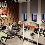 Akcja "Choinka pod choinkę". Trzeci dzień. Spotkanie z dziećmi z Dziecięcej Drużyny Pożarniczej z Woli Morawickiej oraz Pauliną Piecyk - opiekunką drużyny i druhną Wiktorią Rejment / Marzena Mąkosa / Radio Kielce