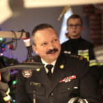 Radio Kielce. "Choinka pod choinkę 2018". Finał trzeciego dnia. Artur Jaroń - dyrektor Zespołu Państwowych Szkół Muzycznych im. Ludomira Różyckiego w Kielcach i st. bryg. Robert Sabat - zastępca komendanta wojewódzkiego PSP w Kielcach / Marzena Mąkosa / Radio Kielce