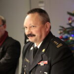 Radio Kielce. "Choinka pod choinkę 2018". Finał trzeciego dnia. Artur Jaroń - dyrektor Zespołu Państwowych Szkół Muzycznych im. Ludomira Różyckiego w Kielcach i st. bryg. Robert Sabat - zastępca komendanta wojewódzkiego PSP w Kielcach / Marzena Mąkosa / Radio Kielce