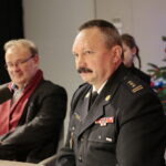 Radio Kielce. "Choinka pod choinkę 2018". Finał trzeciego dnia. Artur Jaroń - dyrektor Zespołu Państwowych Szkół Muzycznych im. Ludomira Różyckiego w Kielcach i st. bryg. Robert Sabat - zastępca komendanta wojewódzkiego PSP w Kielcach / Marzena Mąkosa / Radio Kielce