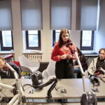 Akcja "Choinka pod choinkę". Dzień trzeci. Na zdjęciu:  Gabriela i Wanessa - uczennice z Zespołu Szkół Plastycznych w Kielcach oraz Jordan Sobierajski i Oskar Wilman - nauczyciele z "Plastyka" / Marzena Mąkosa / Radio Kielce