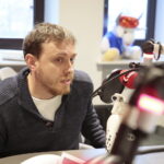 Akcja "Choinka pod choinkę". Dzień trzeci. Na zdjęciu:  Jordan Sobierajski - nauczyciel z "Plastyka" / Marzena Mąkosa / Radio Kielce