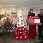 "Choinka pod choinkę 2018". Finał trzeciego dnia. Wręczenie podziękowań. Na zdjęciu: Magdalena Sitek - Radio Kielce i st. bryg. Robert Sabat - zastępca komendanta wojewódzkiego PSP w Kielcach / Marzena Mąkosa / Radio Kielce