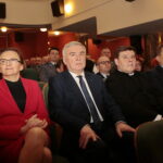 Wigilia służb mundurowych w Wojewódzkim Domu Kultury. Na zdjęciu (od lewej): Agata Wojtyszek - wojewoda świętokrzyski i Andrzej Bętkowski - marszałek województwa świętokrzyskiego  / Marzena Mąkosa / Radio Kielce