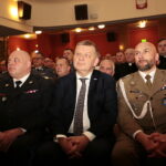 Wigilia służb mundurowych w Wojewódzkim Domu Kultury. Na zdjęciu (od lewej): st. bryg. Adam Czajka - komendant świętokrzyskiej straży pożarnej, Jarosław Rusiecki - senator RP i płk. Paweł Chabielski - dowódca Centrum Przygotowań do Misji Zagranicznych w Kielcach  / Marzena Mąkosa / Radio Kielce