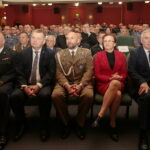 Wigilia służb mundurowych w Wojewódzkim Domu Kultury. Na zdjęciu (od lewej): st. bryg. Adam Czajka - komendant świętokrzyskiej straży pożarnej, Jarosław Rusiecki - senator RP, płk. Paweł Chabielski - dowódca Centrum Przygotowań do Misji Zagranicznych w Kielcach, Agata Wojtyszek - wojewoda świętokrzyski i Andrzej Bętkowski - marszałek województwa świętokrzyskiego  / Marzena Mąkosa / Radio Kielce