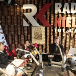 Akcja "Choinka pod choinkę". Dzień trzeci. Na zdjęciu (od lewej): bryg. Paweł Ksel- naczelnik Wydziału Operacyjnego Komendy Wojewódzkiej Państwowej Straży Pożarnej w Kielcach, Iwona Murawska - Radio Kielce i Paweł Solarz - Radio Kielce / Marzena Mąkosa / Radio Kielce