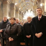 Obchody 37. rocznicy wprowadzenia stanu wojennego. Msza święta w Bazylice katedralnej Wniebowzięcia Najświętszej Maryi Panny w Kielcach. Na zdjęciu Danuta Papaj - pełnomocnik prezydenta i Bogdan Wenta - prezydent Kielc / Marzena Mąkosa / Radio Kielce