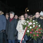 Obchody 37. rocznicy wprowadzenia stanu wojennego. Złożenie kwiatów przed pomnikiem ks. Jerzego Popiełuszki. Na zdjęciu drugi od lewej Krzysztof Słoń - senator RP i Agata Wojtyszek - wojewoda świętokrzyski  / Marzena Mąkosa / Radio Kielce