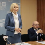Konferencja w urzędzie marszałkowskim. Na zdjęciu (od lewej): Renata Janik, wicemarszałek województwa świętokrzyskiego i Mariusz Gosek, członek zarządu województwa / Marzena Mąkosa / Radio Kielce