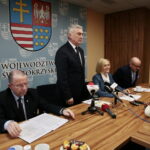 Konferencja w urzędzie marszałkowskim. Na zdjęciu (od lewej): Marek Bogusławski, członek zarządu województwa; Andrzej Bętkowski, marszałek województwa świętokrzyskiego; Renata Janik, wicemarszałek województwa świętokrzyskiego i Mariusz Gosek, członek zarządu województwa / Marzena Mąkosa / Radio Kielce