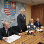 Konferencja w urzędzie marszałkowskim. Na zdjęciu (od lewej): Marek Bogusławski, członek zarządu województwa; Andrzej Bętkowski, marszałek województwa świętokrzyskiego; Renata Janik, wicemarszałek województwa świętokrzyskiego i Mariusz Gosek, członek zarządu województwa / Marzena Mąkosa / Radio Kielce