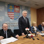 Konferencja w urzędzie marszałkowskim. Na zdjęciu (od lewej): Marek Bogusławski, członek zarządu województwa; Andrzej Bętkowski, marszałek województwa świętokrzyskiego; Renata Janik, wicemarszałek województwa świętokrzyskiego i Mariusz Gosek, członek zarządu województwa / Marzena Mąkosa / Radio Kielce