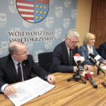 Konferencja w urzędzie marszałkowskim. Na zdjęciu (od lewej): Marek Bogusławski, członek zarządu województwa; Andrzej Bętkowski, marszałek województwa świętokrzyskiego; Renata Janik, wicemarszałek województwa świętokrzyskiego i Mariusz Gosek, członek zarządu województwa / Marzena Mąkosa / Radio Kielce
