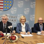 Konferencja w urzędzie marszałkowskim. Na zdjęciu (od lewej): Andrzej Bętkowski, marszałek województwa świętokrzyskiego; Renata Janik, wicemarszałek województwa świętokrzyskiego i Mariusz Gosek, członek zarządu województwa / Marzena Mąkosa / Radio Kielce