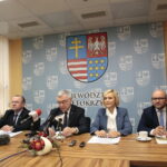 Konferencja w urzędzie marszałkowskim. Na zdjęciu (od lewej): Marek Bogusławski, członek zarządu województwa; Andrzej Bętkowski, marszałek województwa świętokrzyskiego; Renata Janik, wicemarszałek województwa świętokrzyskiego i Mariusz Gosek, członek zarządu województwa / Marzena Mąkosa / Radio Kielce