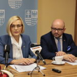 Konferencja w urzędzie marszałkowskim. Na zdjęciu  (od lewej): Renata Janik, wicemarszałek województwa świętokrzyskiego i Mariusz Gosek, członek zarządu województwa / Marzena Mąkosa / Radio Kielce