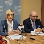 Konferencja w urzędzie marszałkowskim. Na zdjęciu  (od lewej): Renata Janik, wicemarszałek województwa świętokrzyskiego i Mariusz Gosek, członek zarządu województwa / Marzena Mąkosa / Radio Kielce