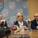 Konferencja w urzędzie marszałkowskim. Na zdjęciu (od lewej): Andrzej Bętkowski, marszałek województwa świętokrzyskiego; Renata Janik, wicemarszałek województwa świętokrzyskiego i Mariusz Gosek, członek zarządu województwa / Marzena Mąkosa / Radio Kielce