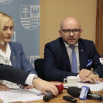 Konferencja w urzędzie marszałkowskim. Na zdjęciu  (od lewej): Renata Janik, wicemarszałek województwa świętokrzyskiego i Mariusz Gosek, członek zarządu województwa / Marzena Mąkosa / Radio Kielce