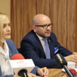Konferencja w urzędzie marszałkowskim. Na zdjęciu  (od lewej): Renata Janik, wicemarszałek województwa świętokrzyskiego i Mariusz Gosek, członek zarządu województwa / Marzena Mąkosa / Radio Kielce