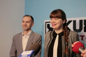Konferencja stowarzyszenia Kukiz'15. Na zdjęciu (od lewej): Rafał Włodarczyk i Magdalena Fogiel - Litwinek, prezes Kukiz’15 / Marzena Mąkosa / Radio Kielce