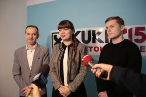 Konferencja stowarzyszenia Kukiz'15. Na zdjęciu (od lewej): Rafał Włodarczyk; Magdalena Fogiel - Litwinek, prezes Kukiz’15 i Łukasz Wasilewski / Marzena Mąkosa / Radio Kielce