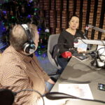 Piąty dzień akcji „Choinka pod choinkę”. Na zdjęciu: Daniel Lenart - Radio Kielce i Magdalena Kusztal - dyrektor Kieleckiego Centrum Kultury / Marzena Mąkosa / Radio Kielce