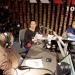 Piąty dzień akcji „Choinka pod choinkę”. Na zdjęciu: Daniel Lenart - Radio Kielce, Magdalena Kusztal - dyrektor Kieleckiego Centrum Kultury i Robert Szumielewicz - Radio Kielce / Marzena Mąkosa / Radio Kielce
