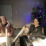 Piąty dzień akcji „Choinka pod choinkę”. Na zdjęciu (od lewej): Daniel Lenart - Radio Kielce i Magdalena Kusztal - dyrektor Kieleckiego Centrum Kultury / Marzena Mąkosa / Radio Kielce