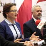 Podsumowanie działań związanych ze 100 leciem Niepodległej. Konferencja prasowa w urzędzie wojewódzkim. Na zdjęciu (od lewej): Agata Wojtyszek, wojewoda świętokrzyski i Kazimierz Mądzik, świętokrzyski kurator oświaty / Marzena Mąkosa / Radio Kielce