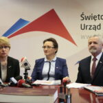 Podsumowanie działań związanych ze 100 leciem Niepodległej. Konferencja prasowa w urzędzie wojewódzkim. Na zdjęciu (od lewej): Dorota Koczwańska - Kalita, naczelnik Delegatury IPN w Kielcach; Agata Wojtyszek, wojewoda świętokrzyski; Kazimierz Mądzik, świętokrzyski kurator oświaty / Marzena Mąkosa / Radio Kielce