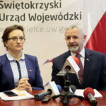 Podsumowanie działań związanych ze 100 leciem Niepodległej. Konferencja prasowa w urzędzie wojewódzkim. Na zdjęciu (od lewej): Agata Wojtyszek, wojewoda świętokrzyski i Kazimierz Mądzik, świętokrzyski kurator oświaty / Marzena Mąkosa / Radio Kielce