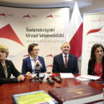 Podsumowanie działań związanych ze 100 leciem Niepodległej. Konferencja prasowa w urzędzie wojewódzkim. Na zdjęciu (od lewej): Dorota Koczwańska - Kalita, naczelnik Delegatury IPN w Kielcach; Agata Wojtyszek, wojewoda świętokrzyski; Kazimierz Mądzik, świętokrzyski kurator oświaty; Agata Gałka - Bernacka, dyrektor Biura Wojewody / Marzena Mąkosa / Radio Kielce