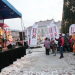 Radio Kielce rozdaje choinki na kieleckim Rynku / Marzena Mąkosa / Radio Kielce