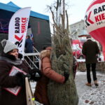Radio Kielce rozdaje choinki na kieleckim Rynku / Marzena Mąkosa / Radio Kielce