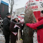 Radio Kielce rozdaje choinki na kieleckim Rynku / Marzena Mąkosa / Radio Kielce