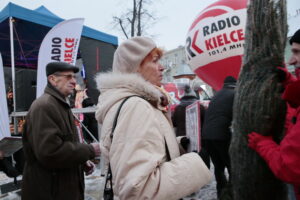 Radio Kielce rozdaje choinki na kieleckim Rynku / Marzena Mąkosa / Radio Kielce
