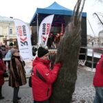 Radio Kielce rozdaje choinki na kieleckim Rynku / Marzena Mąkosa / Radio Kielce