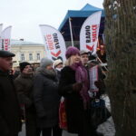 Radio Kielce rozdaje choinki na kieleckim Rynku / Marzena Mąkosa / Radio Kielce