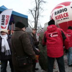 Radio Kielce rozdaje choinki na kieleckim Rynku / Marzena Mąkosa / Radio Kielce