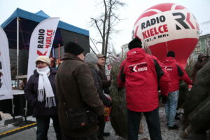 Radio Kielce rozdaje choinki na kieleckim Rynku / Marzena Mąkosa / Radio Kielce