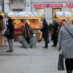 Radio Kielce rozdaje choinki na kieleckim Rynku / Marzena Mąkosa / Radio Kielce