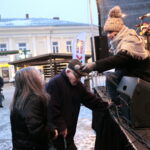 Radio Kielce rozdaje choinki na kieleckim Rynku / Marzena Mąkosa / Radio Kielce