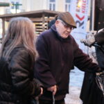 Radio Kielce rozdaje choinki na kieleckim Rynku / Marzena Mąkosa / Radio Kielce